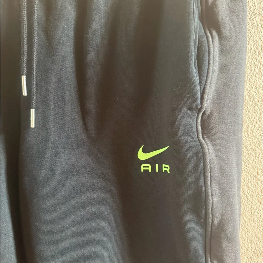 Nike‎ Air Men's Size Large Black Gray Athletic Shorts Green Swoosh Zipped Pocket